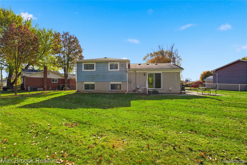 8759 Calvert Drive, Sterling Heights, MI 48312 — Photo 29