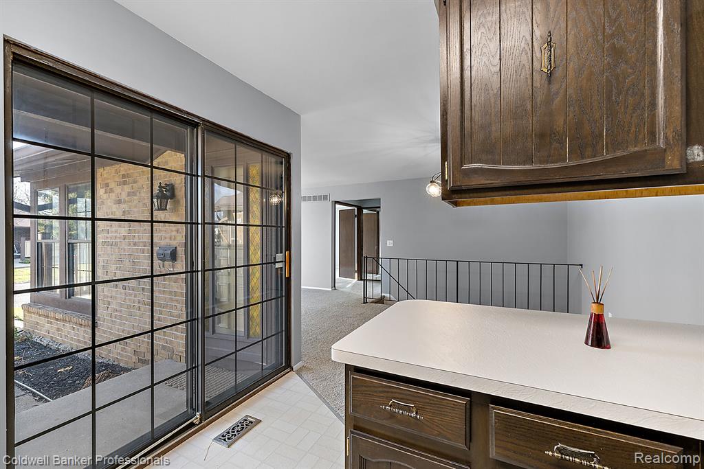 2685 ROUNDTREE Drive, Troy, MI 48083 — Photo 18