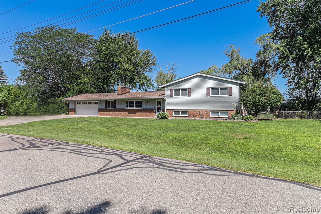 2145 Helmsford Drive, Wolverine Lake, MI 48390 — Photo 5