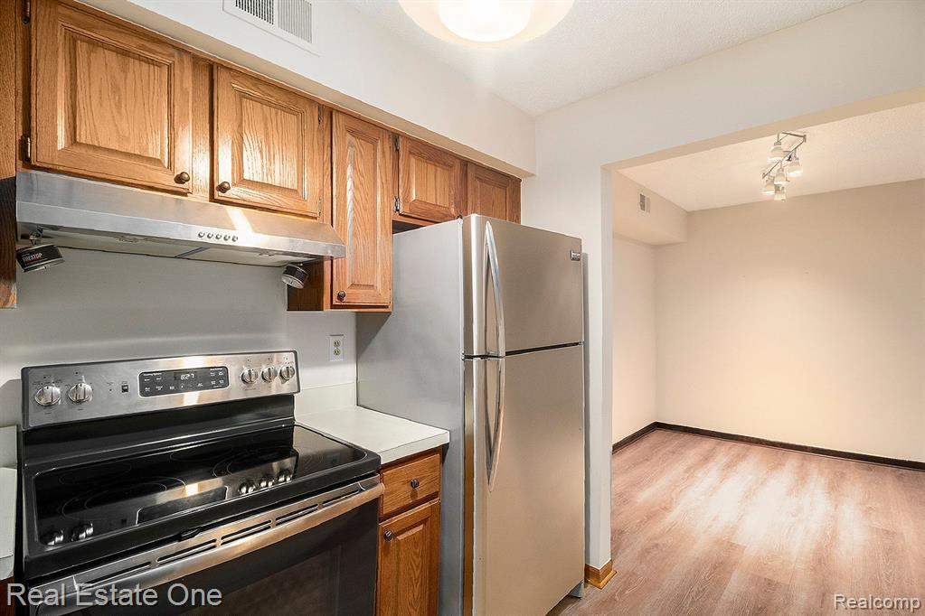 232 PINEWOOD Drive, Plymouth, MI 48170 — Photo 10