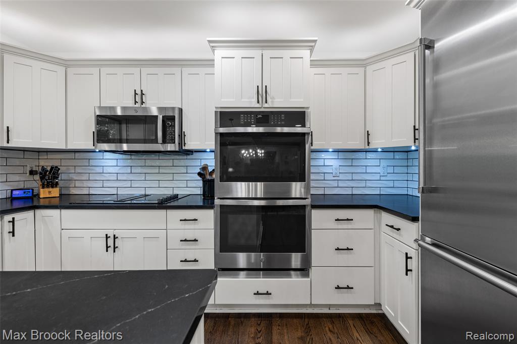 433 Whippers In Court, Bloomfield Hills, MI 48304 — Photo 8