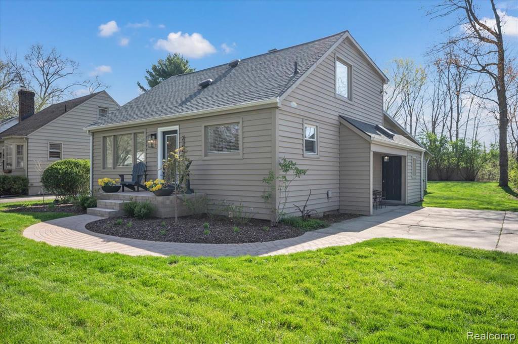 2155 Avondale, Sylvan Lake, MI 48320 — Photo 2