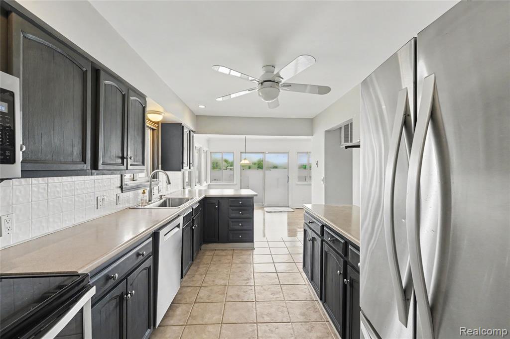 8390 Peninsular Drive, Fenton, MI 48430 — Photo 10