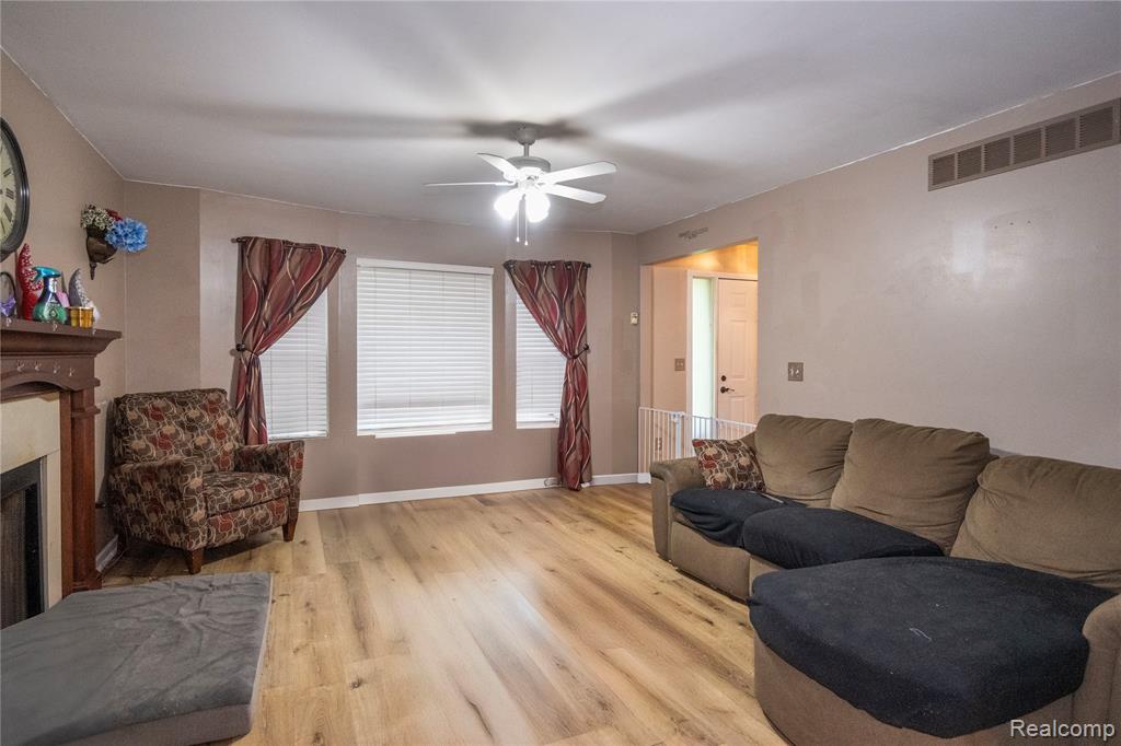 4621 Dickerson Avenue, Waterford, MI 48328 — Photo 9