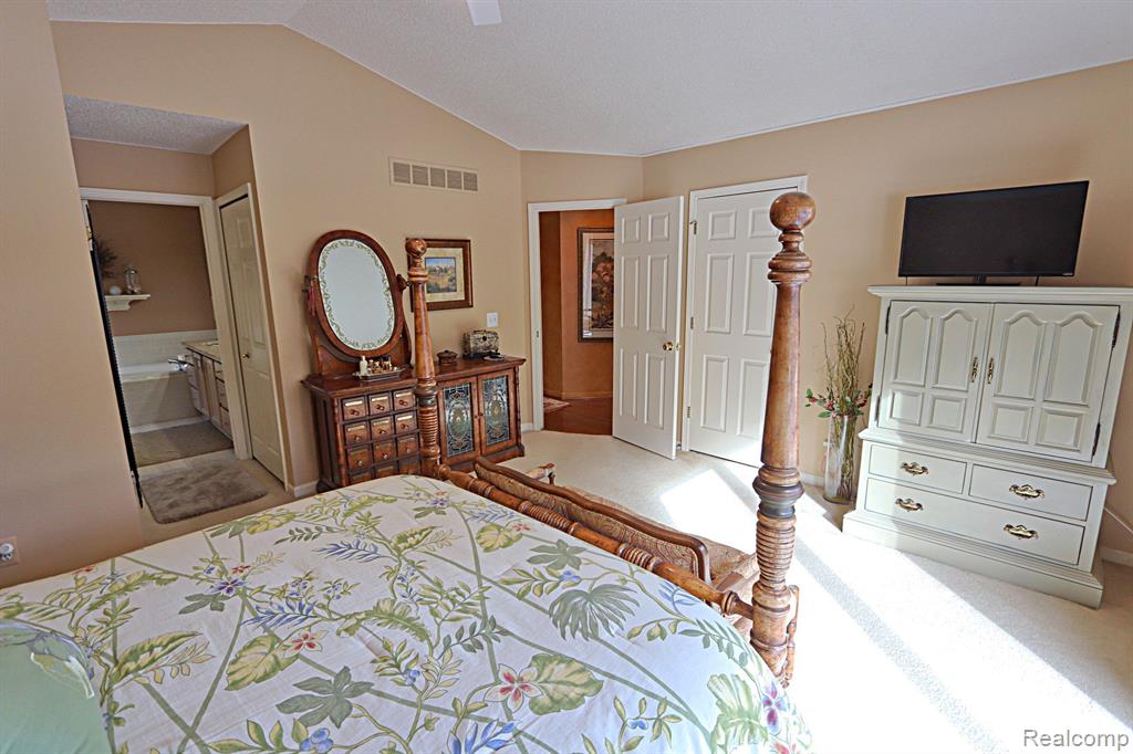 35053 KNOLLWOOD Lane, Farmington Hills, MI 48335 — Photo 36