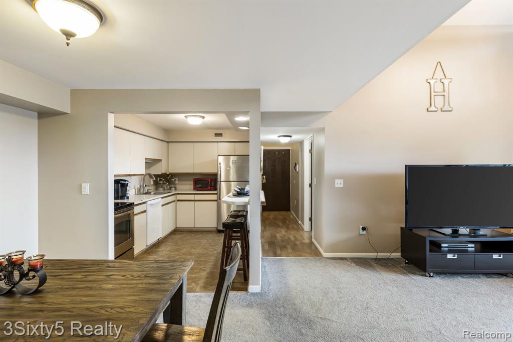 2465 RIVERSIDE Drive, 312, Trenton, MI 48183 — Photo 4