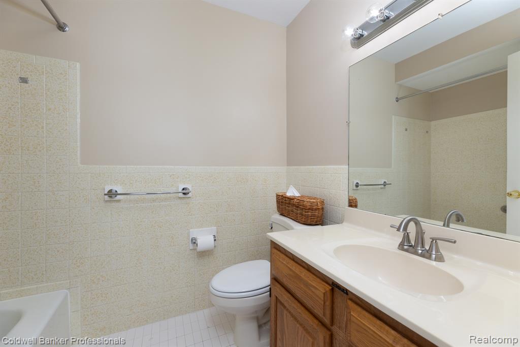 425 Riviera Drive, Saint Clair Shores, MI 48080 — Photo 29
