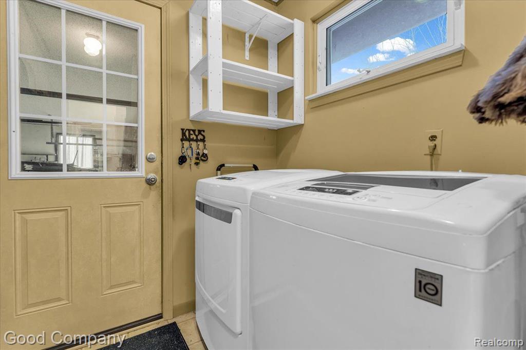 745 HOGARTH Avenue, Waterford, MI 48328 — Photo 16