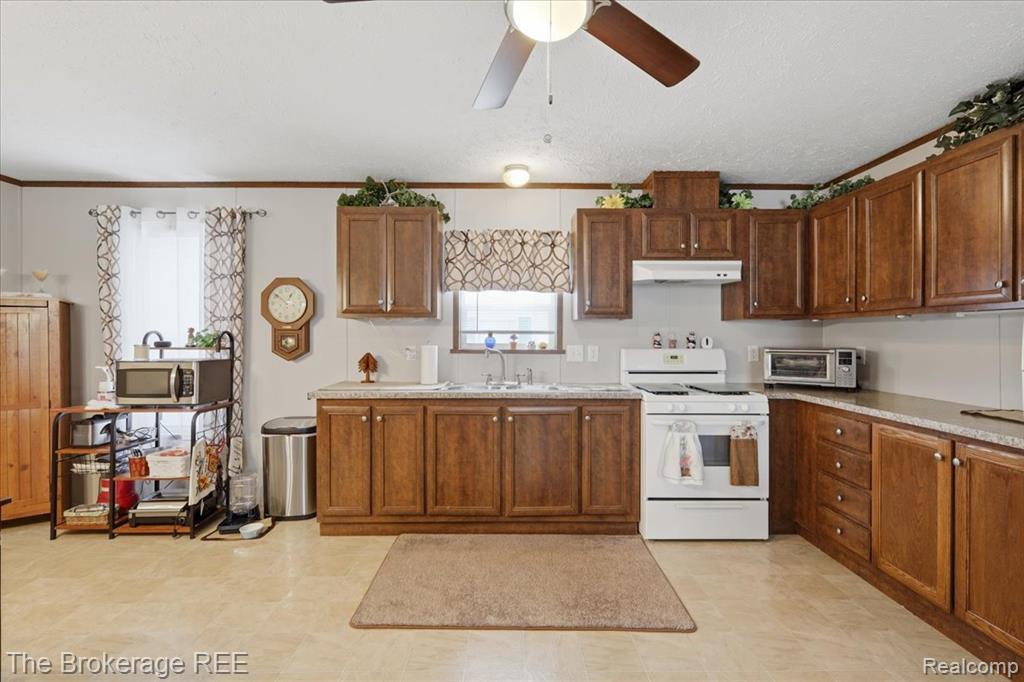 9542 Foxwell Circle, Fenton, MI 48430 — Photo 12