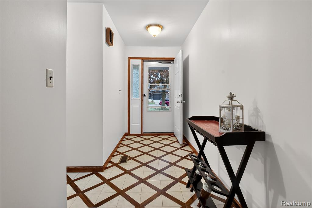 4429 Lancashire Court, Troy, MI 48085 — Photo 17