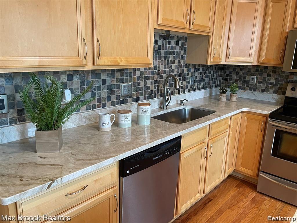 754 SANDALWOOD Drive, Troy, MI 48085 — Photo 13
