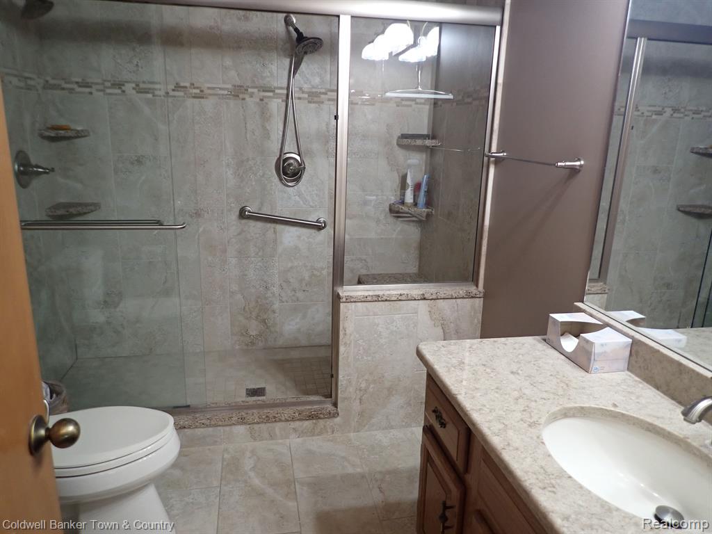 37711 AMBER Drive, Farmington Hills, MI 48331 — Photo 20