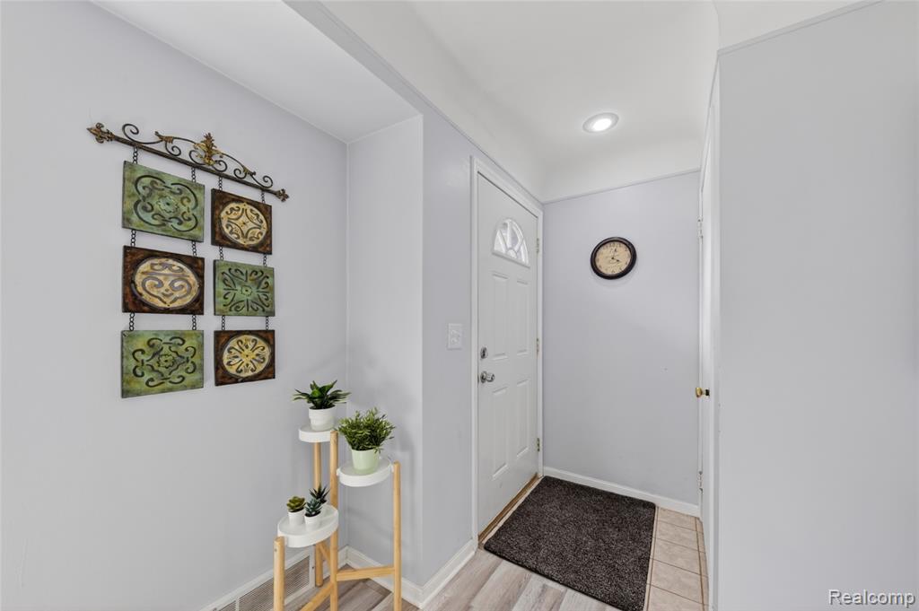9818 Roseland Street, Livonia, MI 48150 — Photo 3