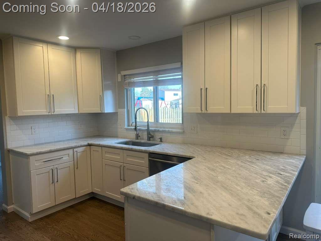 3960 Kings Point Drive, Troy, MI 48083 — Photo 6