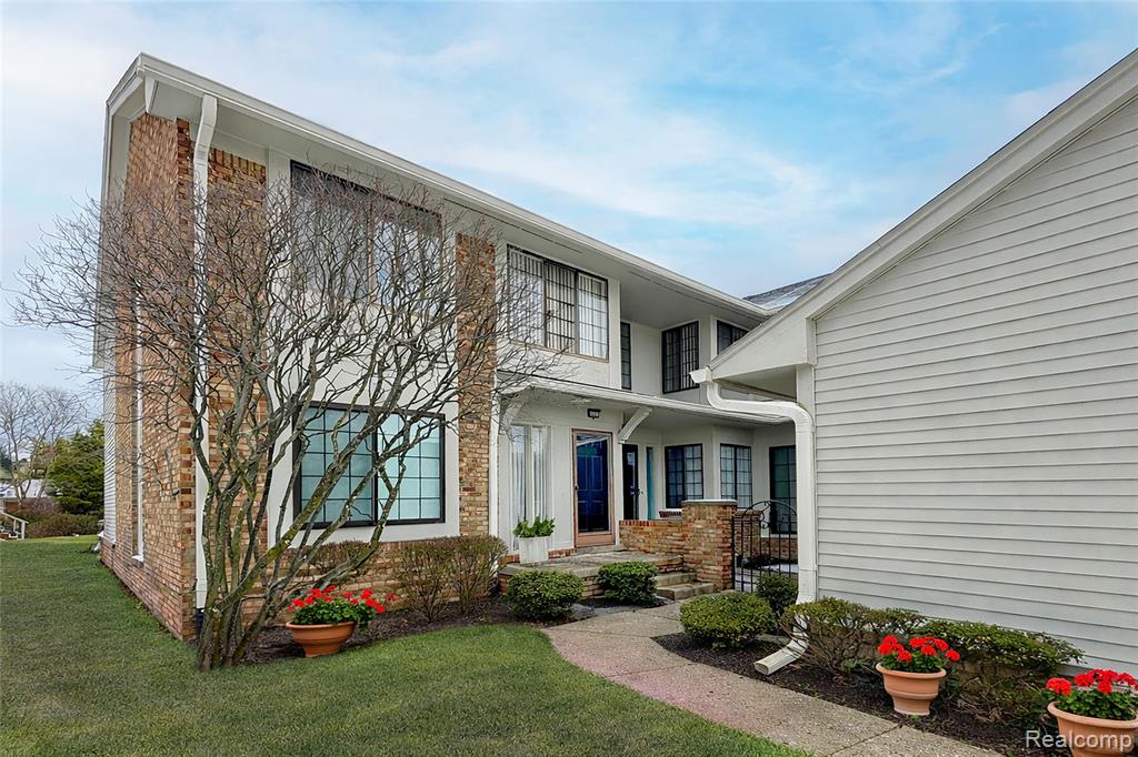 6011 Pebble Lane Court, West Bloomfield, MI — front exterior