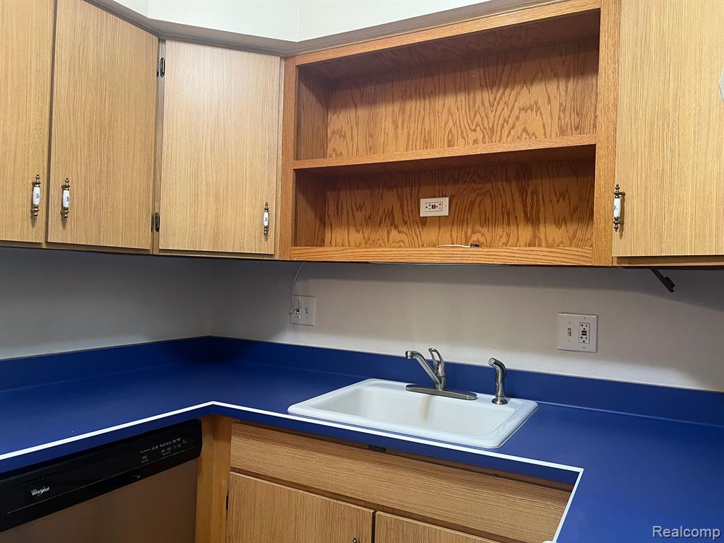 7547 MANOR Circle, 201, Westland, MI — Photo 4