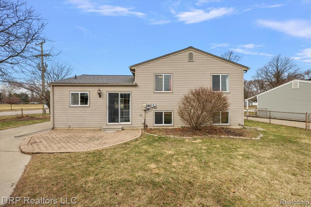 44012 Carrnation Drive, Sterling Heights, MI 48313 — Photo 32