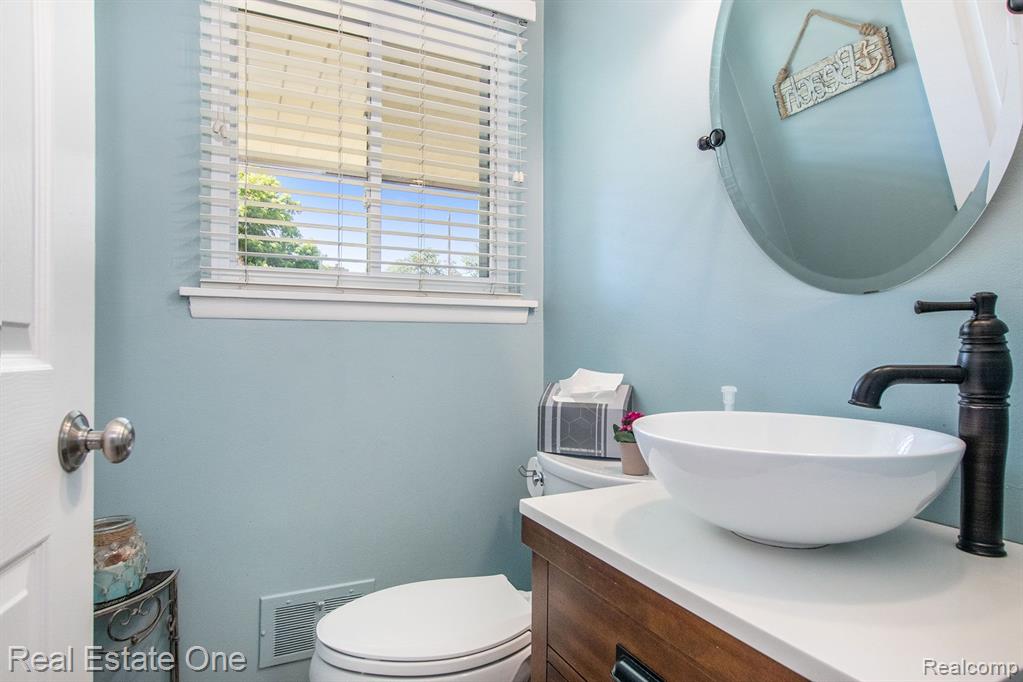 4130 RAMBLEWOOD Drive, Troy, MI 48085 — Photo 11