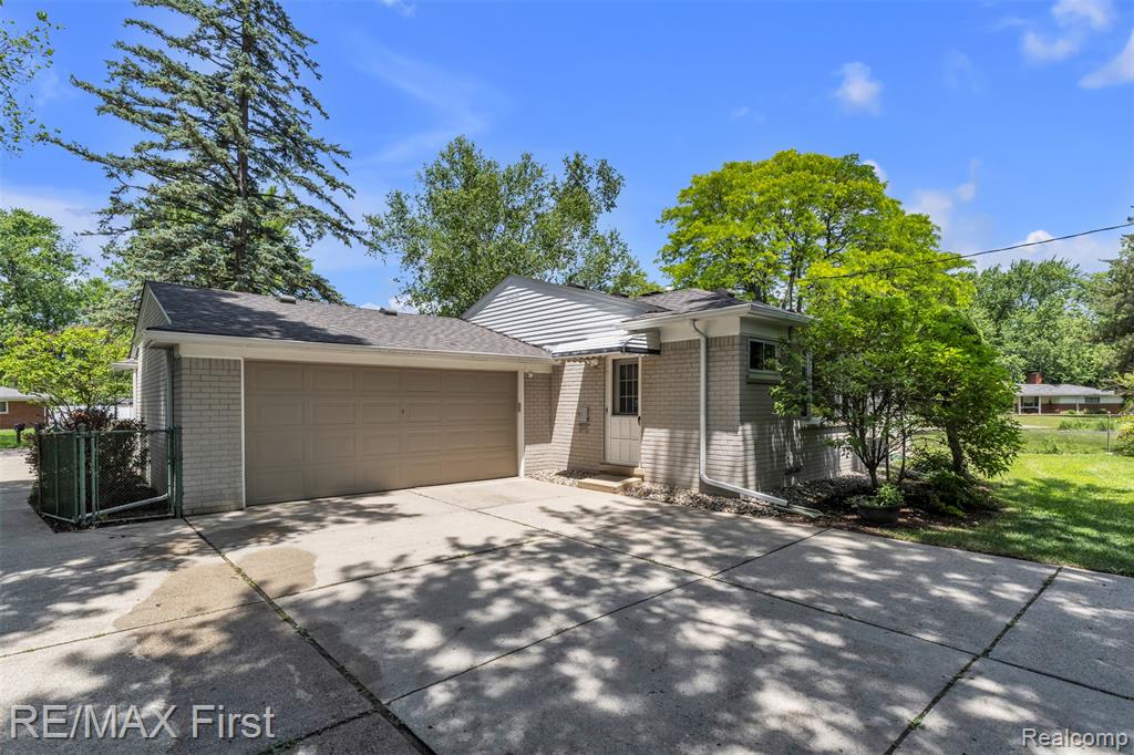31923 Bella Vista Drive, Farmington, MI 48334 — Photo 24