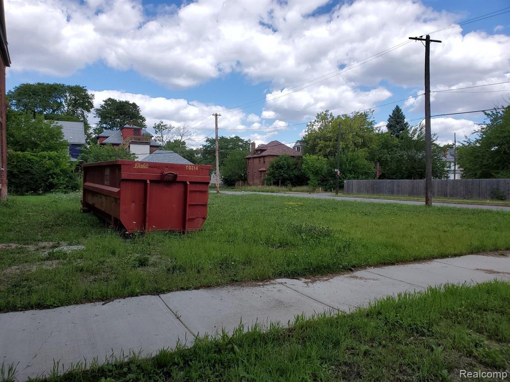 8261 BRUSH, Detroit, MI 48202 — Photo 2