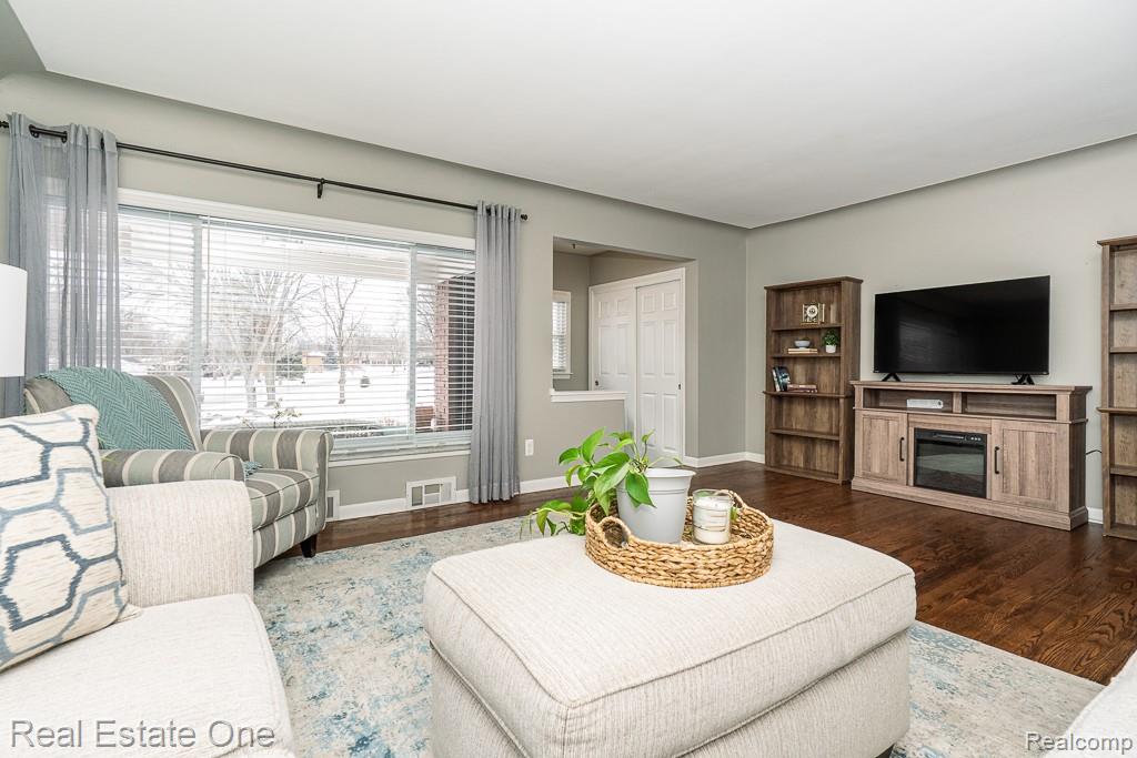 395 Wimpole Drive, Rochester Hills, MI 48309 — Photo 2