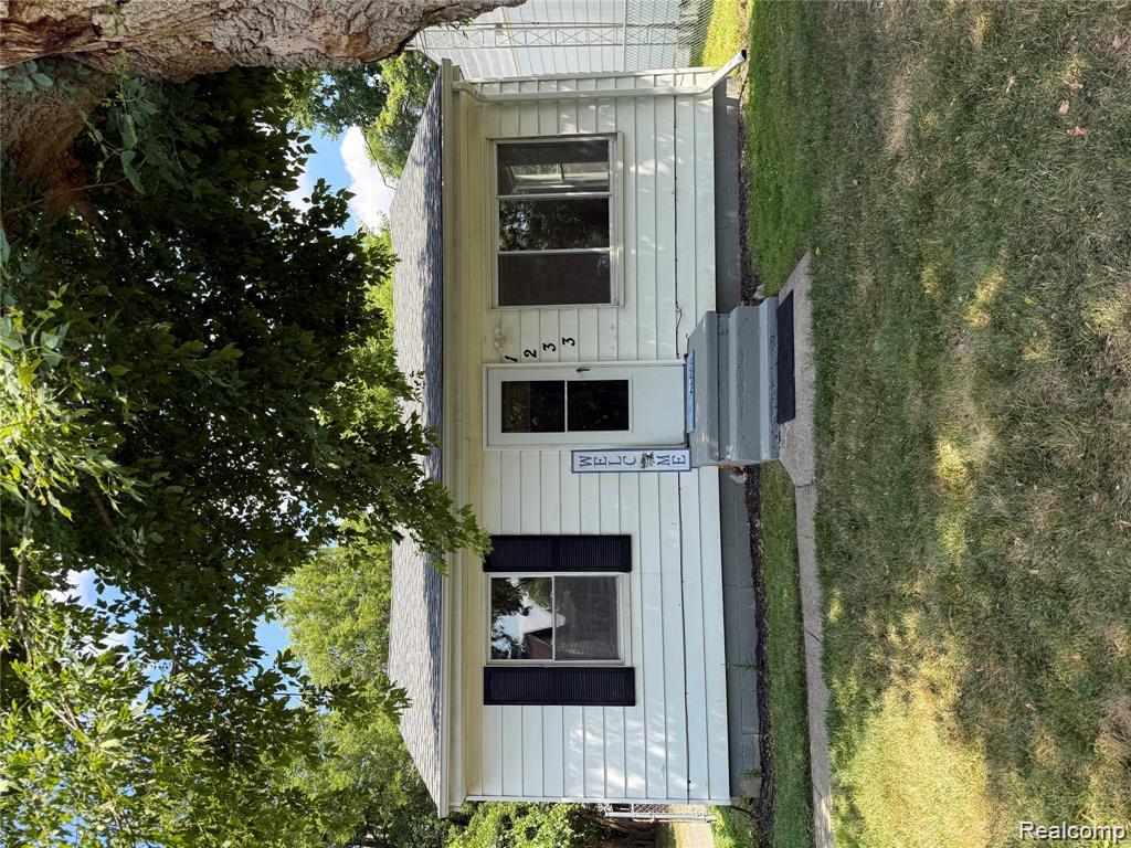 1233 Allen Street, Burton, MI 48529