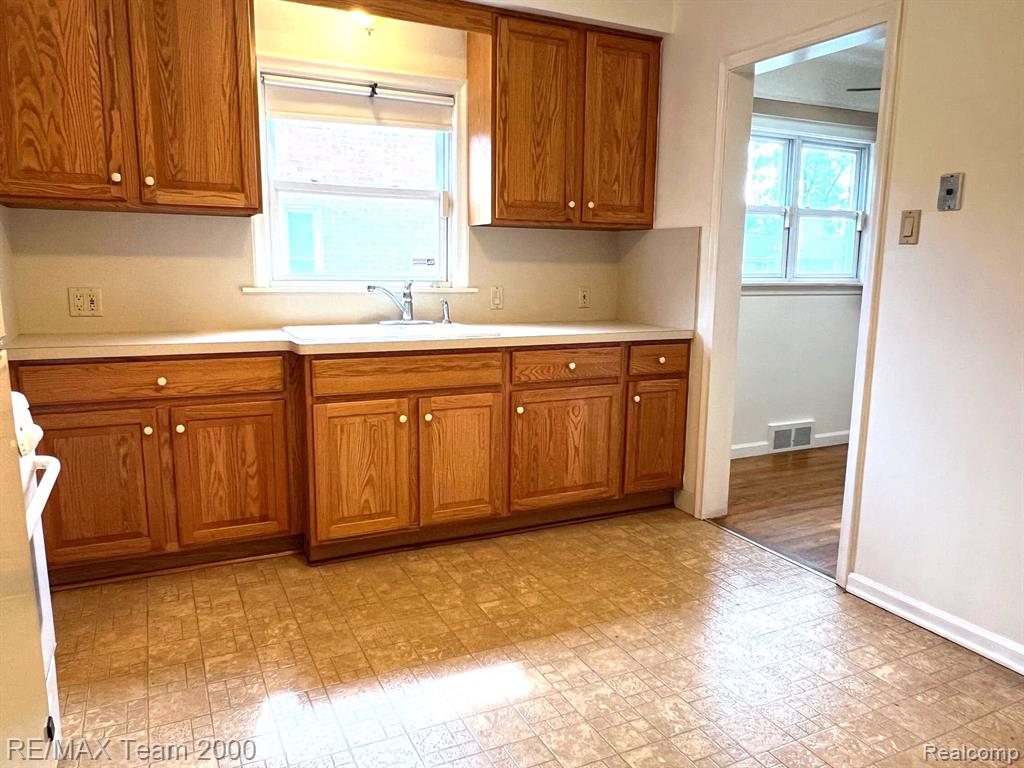 8252 DALE Street, Dearborn Heights, MI 48127 — Photo 5