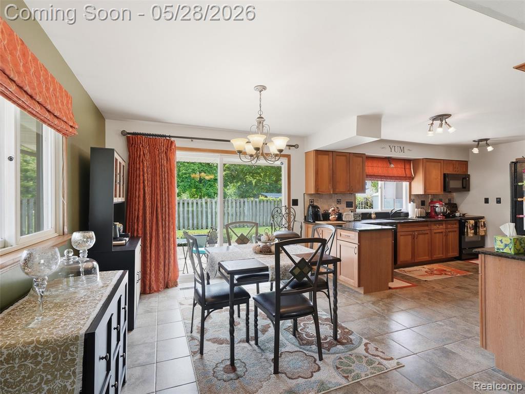 21156 Robinson Street, Farmington, MI 48336 — Photo 10
