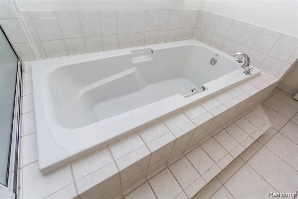 4617 LANCELOT Drive, Sterling Heights, MI 48310 — Photo 29