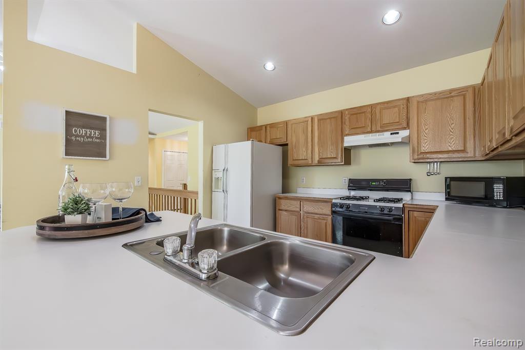 4304 W Pointe Drive, Waterford, MI 48329 — Photo 15