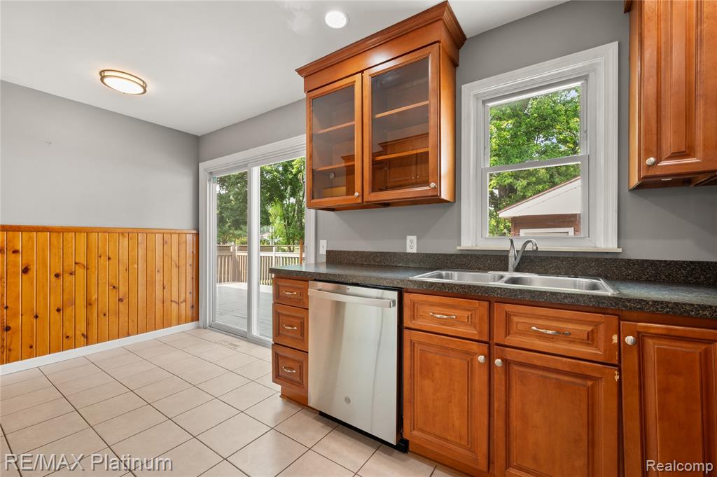 709 Elmwood Drive, Fenton, MI 48430 — Photo 16