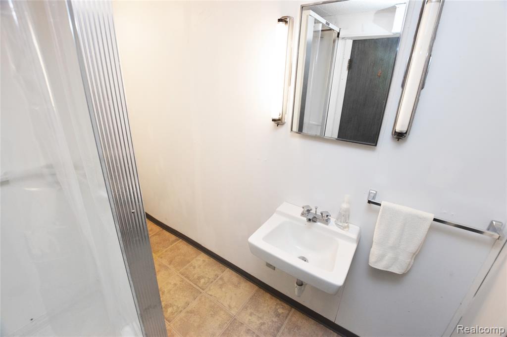 420 Burroughs Avenue, Flint, MI 48507 — Photo 14