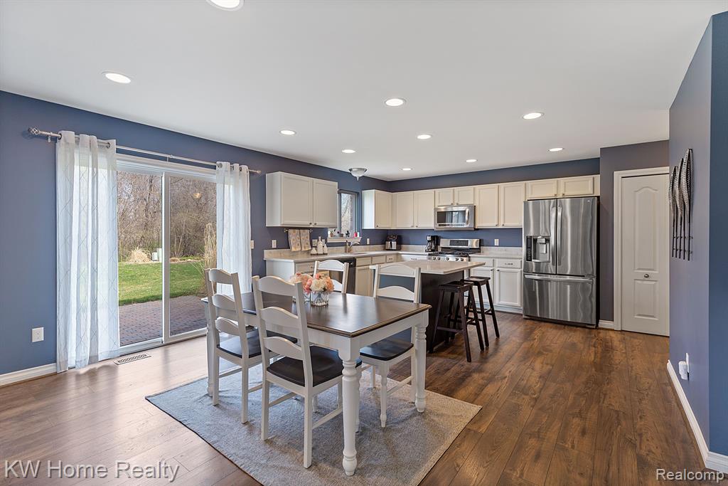 28642 OAKMONTE Circle W, New Hudson, MI 48165 — Photo 19