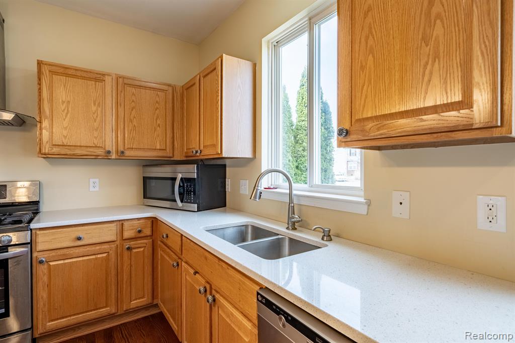 9535 GLENHILL Drive, Ypsilanti, MI 48198 — Photo 12