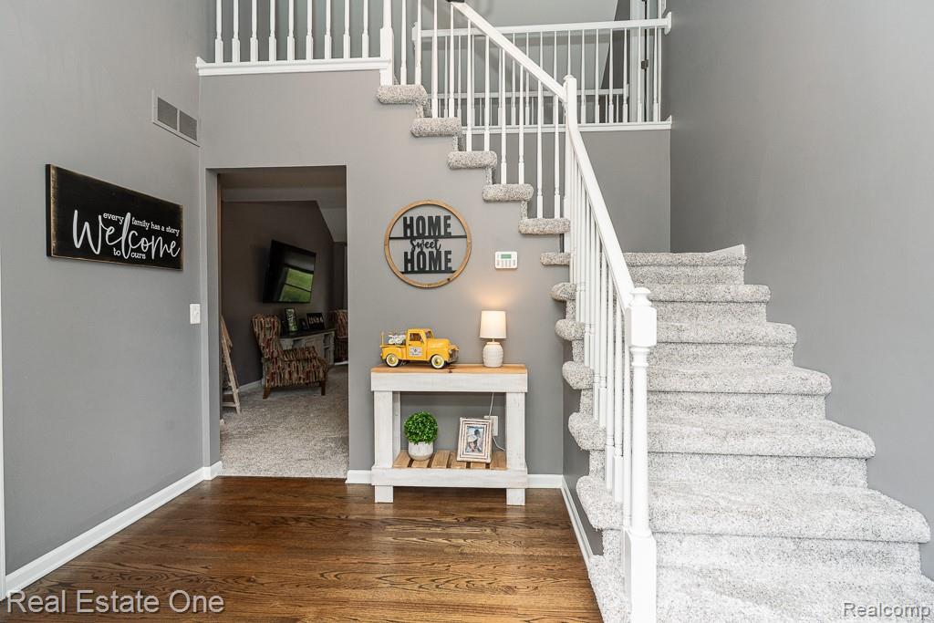 1043 Ridgeview Circle, Lake Orion, MI 48362 — Photo 3