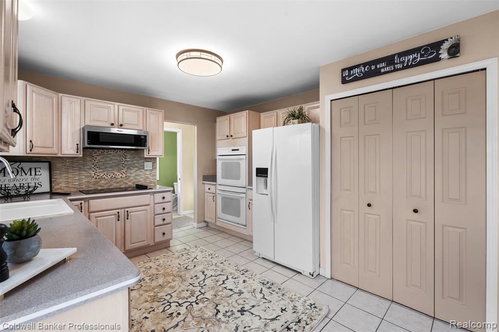 4347 Apple Valley Lane, West Bloomfield, MI 48323 — Photo 16