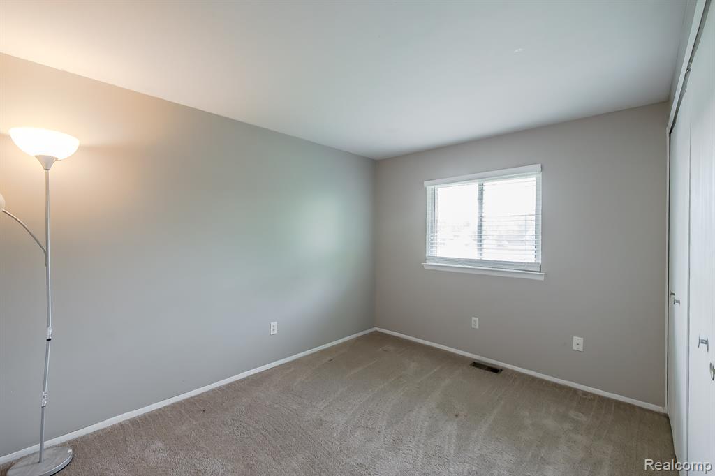 4851 Shoreline Boulevard, Waterford, MI 48329 — Photo 23