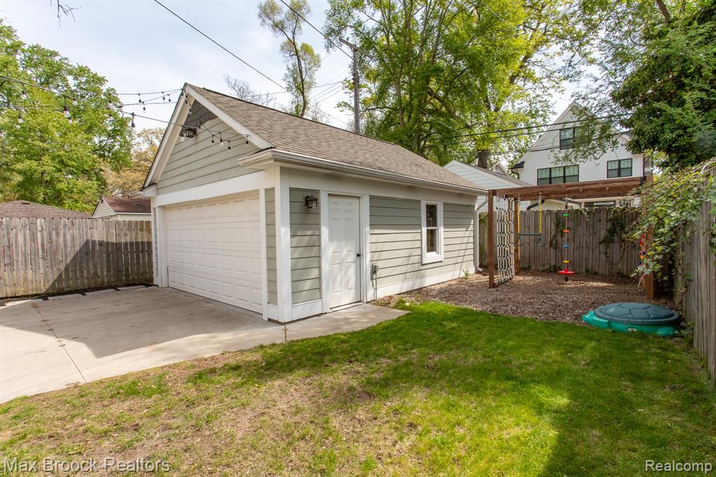 924 N Maple Avenue, Royal Oak, MI 48067 — Photo 57