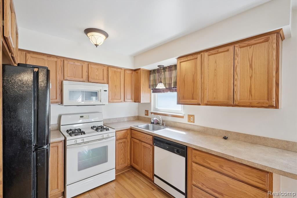429 Cambridge Avenue, South Lyon, MI 48178 — Photo 13