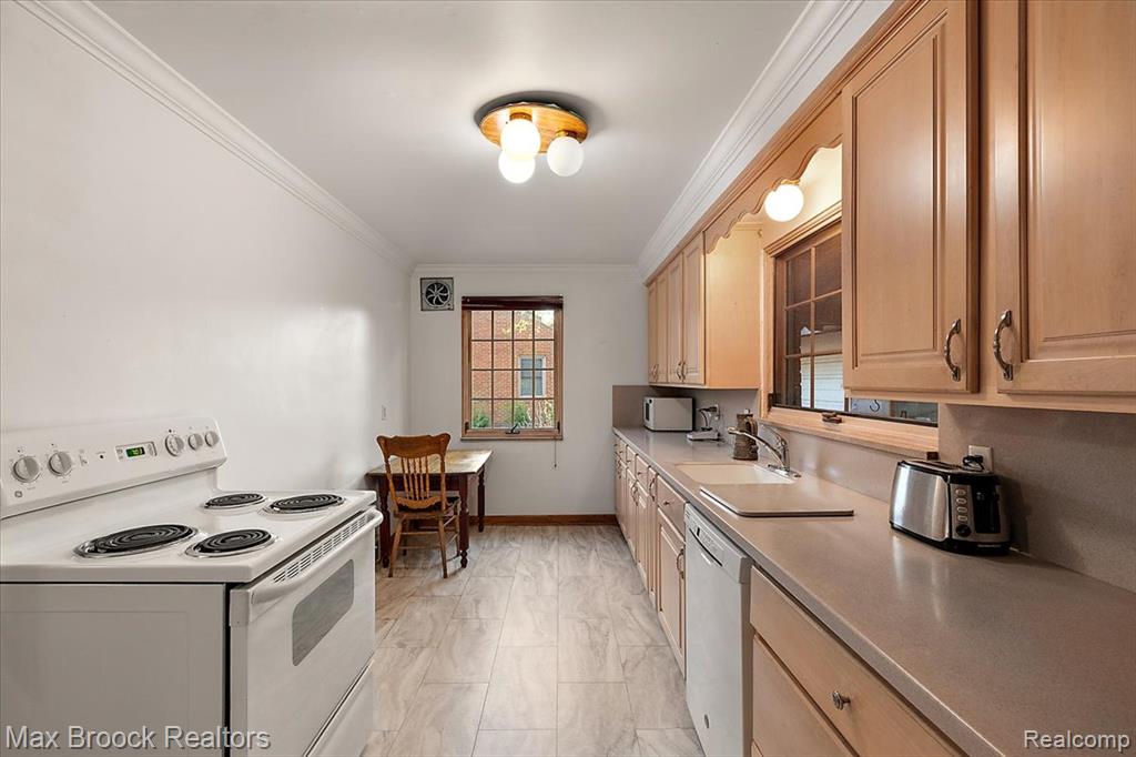 32321 Arlington Drive, Beverly Hills, MI 48025 — Photo 9