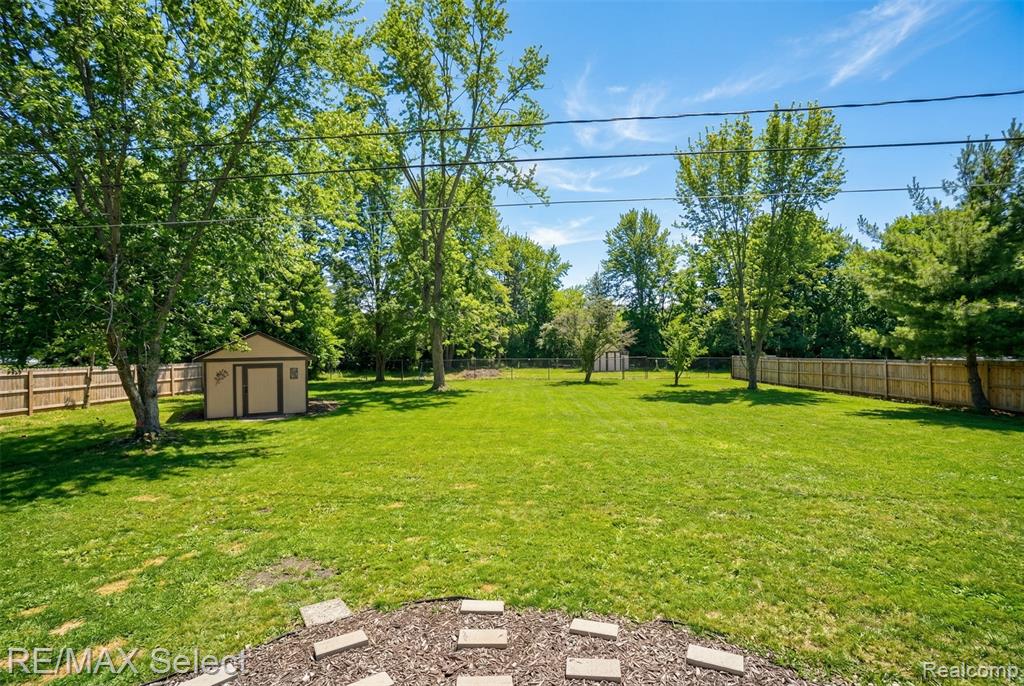 3101 W Maple Avenue, Flint, MI 48507 — Photo 5