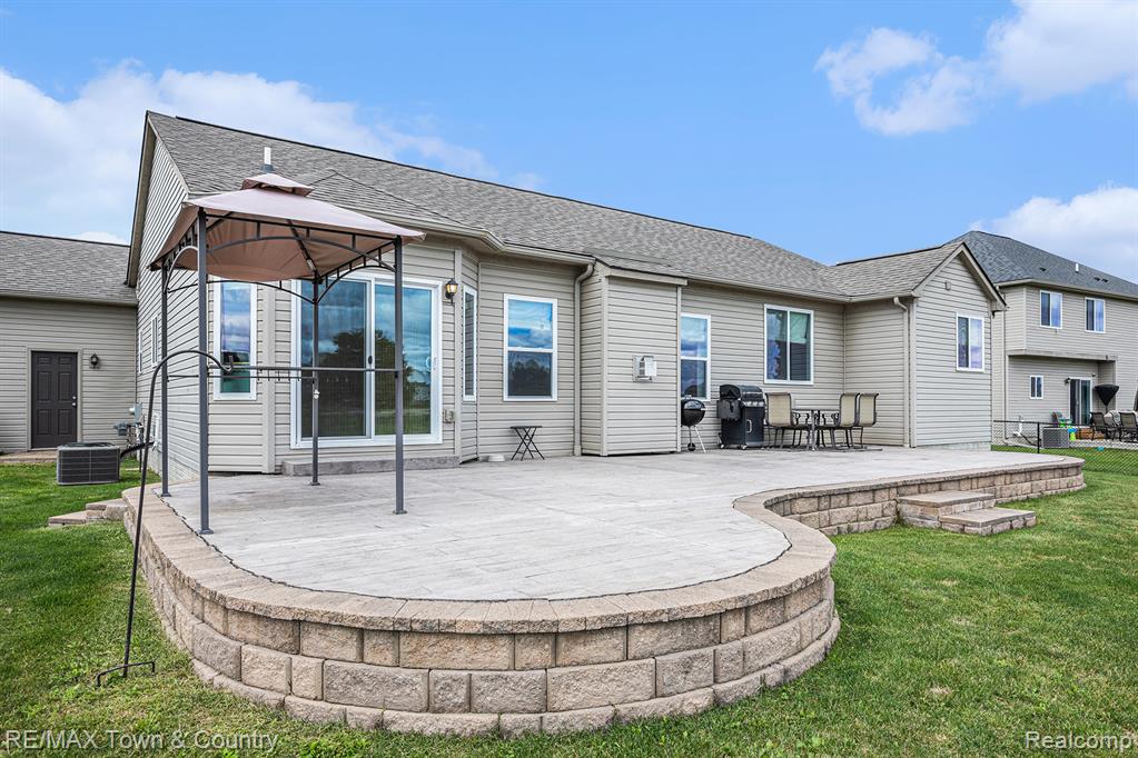 1535 Woodlake Lane, Grand Blanc, MI 48439 — Photo 35