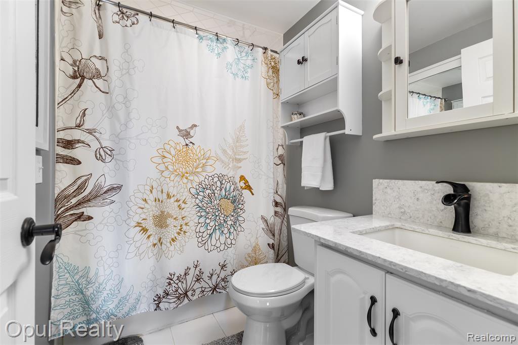 4748 Ravinewood Drive, Commerce Twp, MI 48382 — Photo 28
