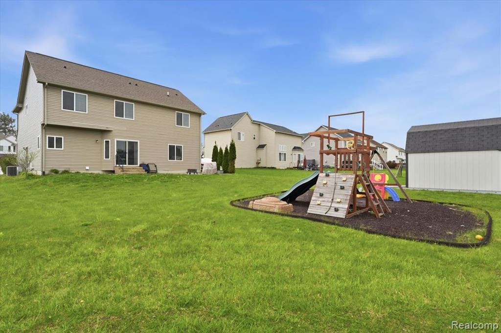 8131 Peninsula Circle, Grand Blanc, MI 48439 — Photo 43
