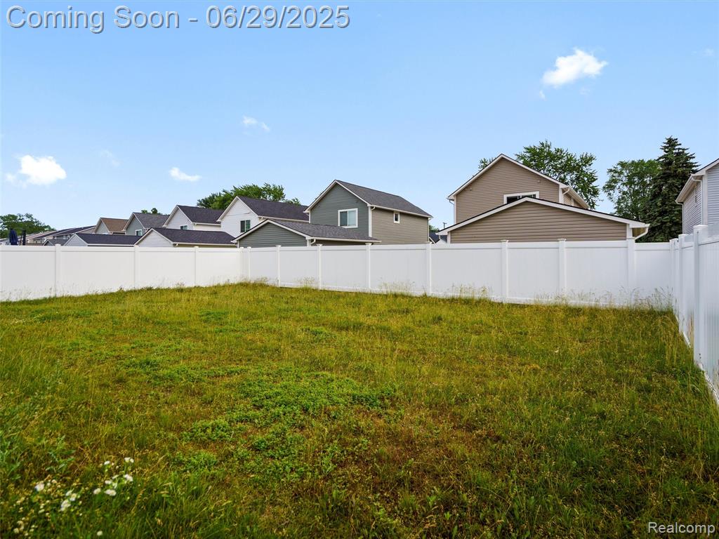 399 W DALLAS Avenue, Madison Heights, MI 48071 — Photo 7