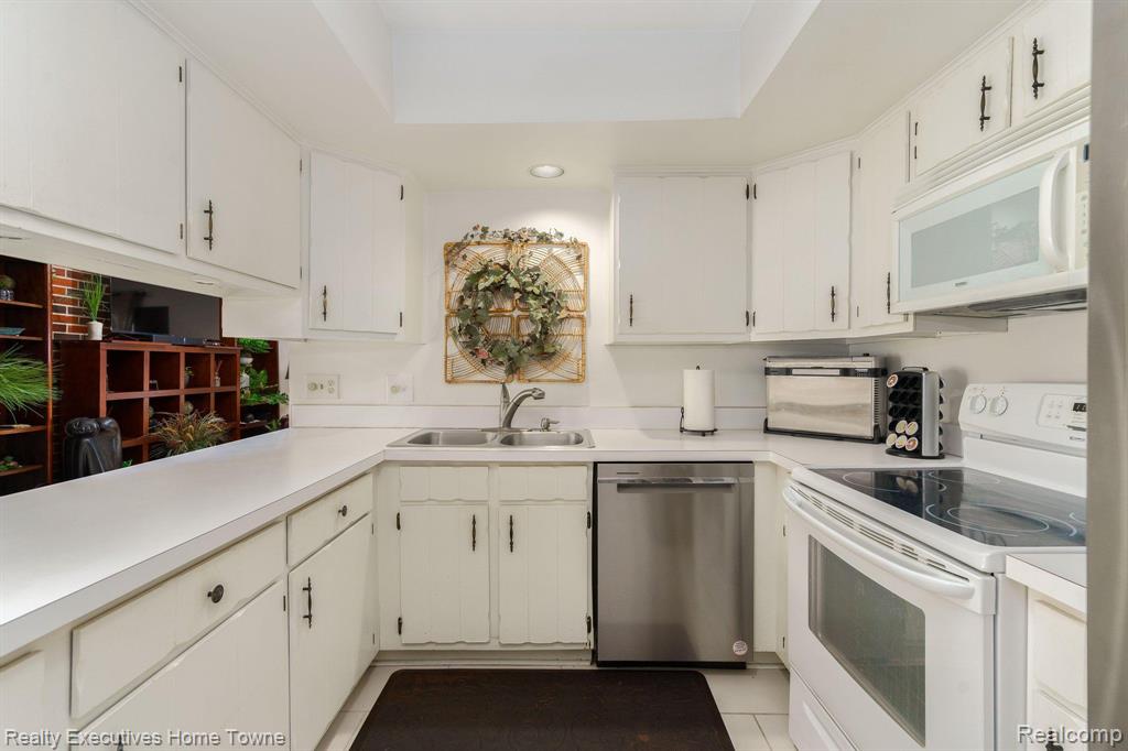 42509 ELDON Circle, Clinton Twp, MI 48038 — Photo 11