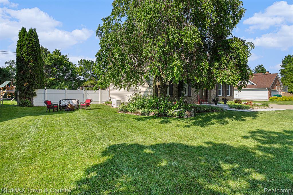813 Birchwood Drive, Flushing, MI 48433 — Photo 3
