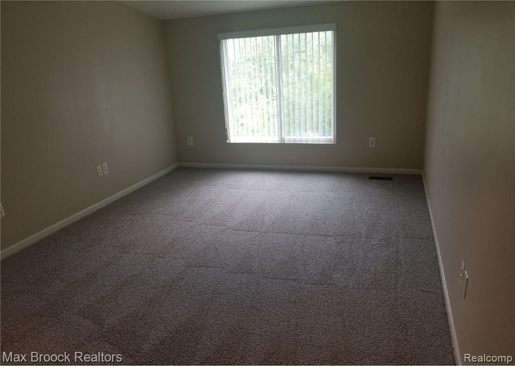 924 SANDALWOOD Drive, Troy, MI 48085 — Photo 21