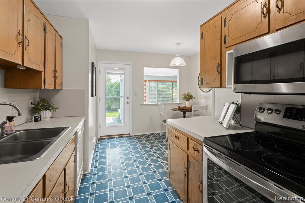 1022 CANTERBURY Street, Northville, MI 48167 — Photo 18