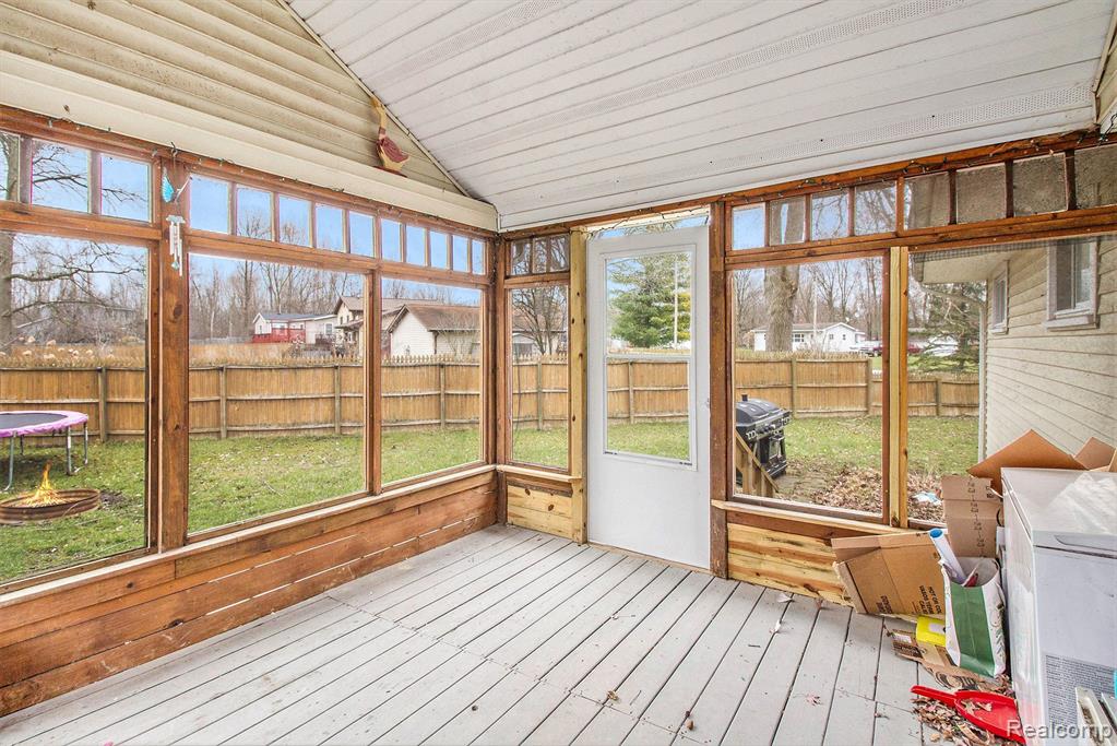 6105 SARATOGA Lane, Flint, MI 48506 — Photo 9